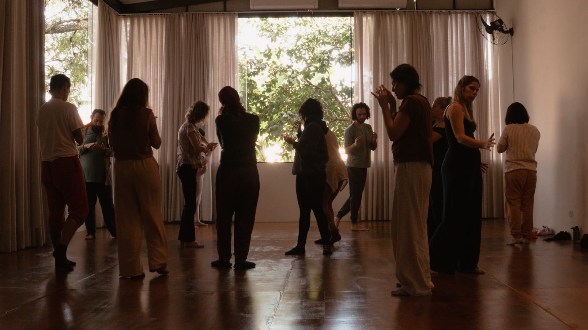 Grupo em prática de Dança Integrativa na sala com luz natural